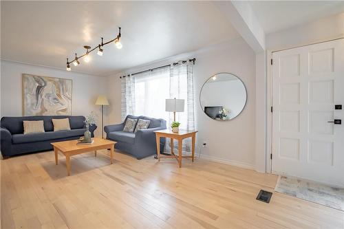 106 Simcoe Street E, Hamilton, ON - Indoor Photo Showing Living Room