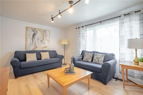 106 Simcoe Street E, Hamilton, ON - Indoor Photo Showing Living Room