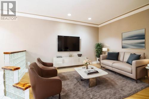 1108 Pineridge Crescent, Revelstoke, BC - Indoor Photo Showing Living Room