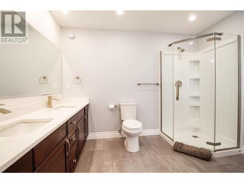 1108 Pineridge Crescent, Revelstoke, BC - Indoor Photo Showing Bathroom