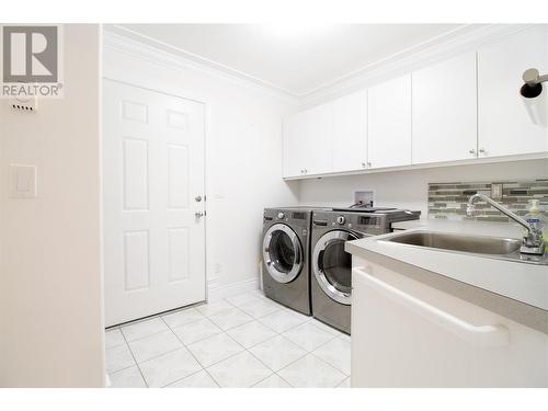 1108 Pineridge Crescent, Revelstoke, BC - Indoor Photo Showing Laundry Room