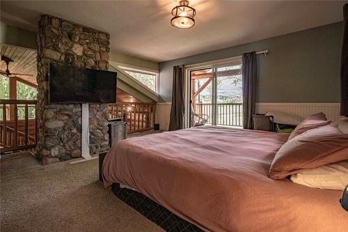 242 Road 9, Oliver, BC - Indoor Photo Showing Bedroom