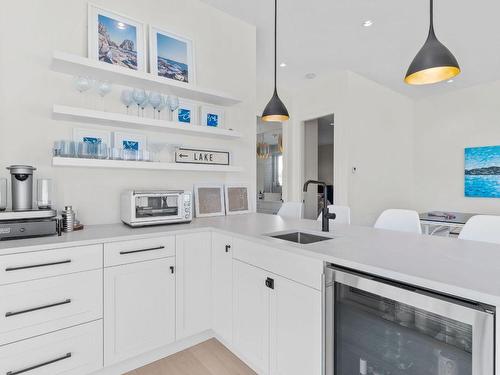 1610 Kimberlite Drive, Lake Country, BC - Indoor Photo Showing Kitchen