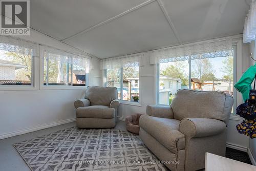 10 Knox Court, North Bay, ON - Indoor Photo Showing Living Room