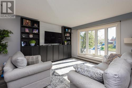 10 Knox Court, North Bay, ON - Indoor Photo Showing Living Room