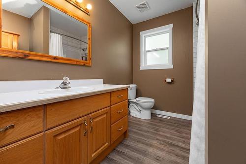 4757 Crescentwood Drive, Edgewater, BC - Indoor Photo Showing Bathroom