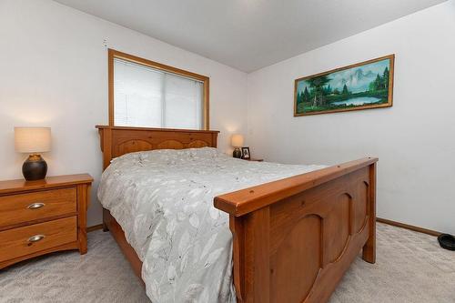 4757 Crescentwood Drive, Edgewater, BC - Indoor Photo Showing Bedroom