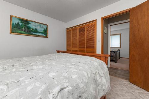 4757 Crescentwood Drive, Edgewater, BC - Indoor Photo Showing Bedroom