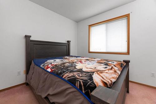 4757 Crescentwood Drive, Edgewater, BC - Indoor Photo Showing Bedroom