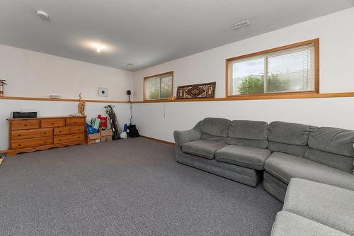 4757 Crescentwood Drive, Edgewater, BC - Indoor Photo Showing Living Room