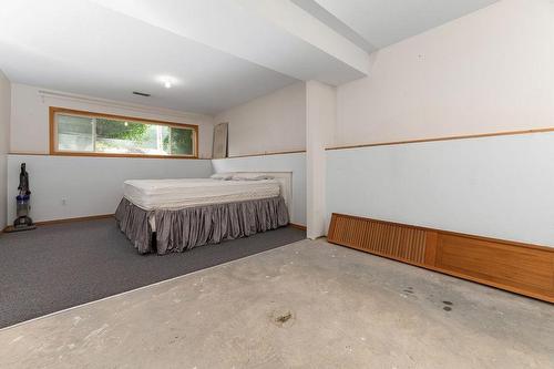 4757 Crescentwood Drive, Edgewater, BC - Indoor Photo Showing Bedroom