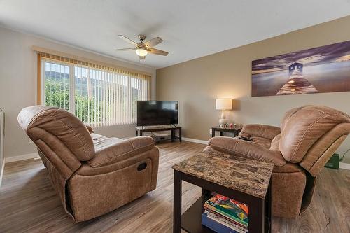 4757 Crescentwood Drive, Edgewater, BC - Indoor Photo Showing Living Room