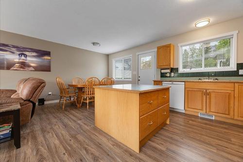 4757 Crescentwood Drive, Edgewater, BC - Indoor Photo Showing Kitchen