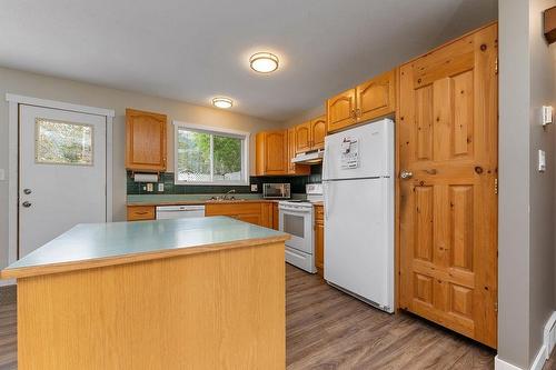 4757 Crescentwood Drive, Edgewater, BC - Indoor Photo Showing Kitchen