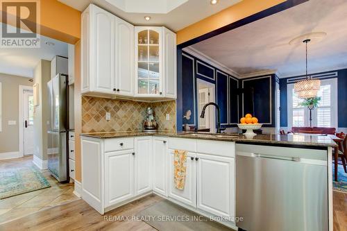 34 Isabella Street, Brampton, ON - Indoor Photo Showing Kitchen With Upgraded Kitchen