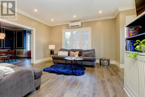 34 Isabella Street, Brampton, ON - Indoor Photo Showing Living Room