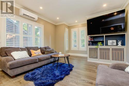 34 Isabella Street, Brampton, ON - Indoor Photo Showing Living Room