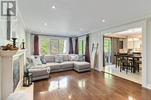 1836 Friar Tuck Court, Mississauga, ON - Indoor Photo Showing Living Room