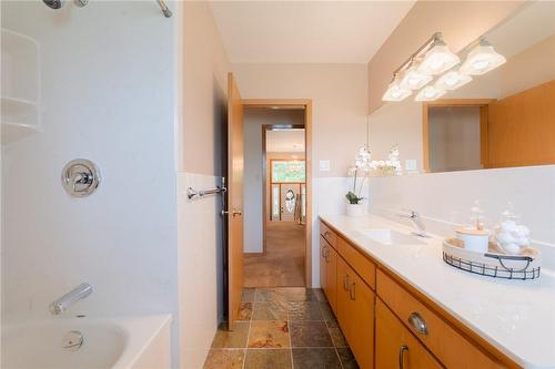 67 Edgewood Avenue, Hamilton, ON - Indoor Photo Showing Bathroom