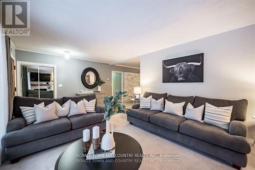 226 Angeline Street N, Kawartha Lakes, ON - Indoor Photo Showing Living Room