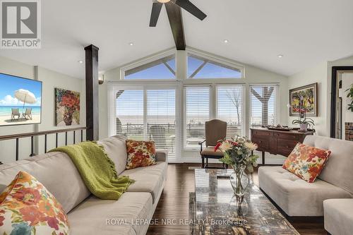 817 Lakeshore Road, Haldimand, ON - Indoor Photo Showing Living Room