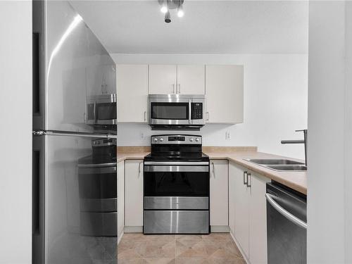 29-260 Harwell Rd, Nanaimo, BC - Indoor Photo Showing Kitchen With Double Sink