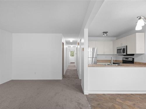 29-260 Harwell Rd, Nanaimo, BC - Indoor Photo Showing Kitchen With Double Sink