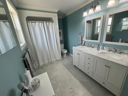 1425 Main Street, Merritt, BC - Indoor Photo Showing Bathroom