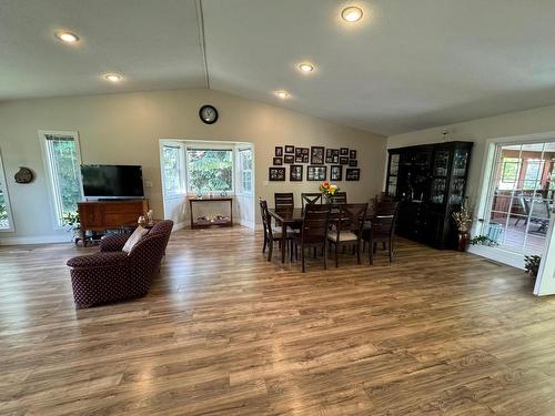 1425 Main Street, Merritt, BC - Indoor Photo Showing Living Room