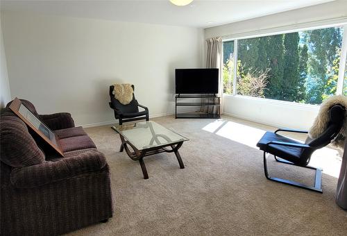 8503 Kingfisher Drive, Osoyoos, BC - Indoor Photo Showing Living Room