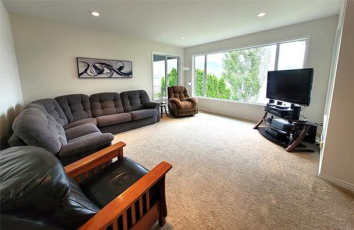 8503 Kingfisher Drive, Osoyoos, BC - Indoor Photo Showing Living Room