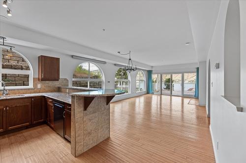 301-7922 Okanagan Landing Road, Vernon, BC - Indoor Photo Showing Kitchen