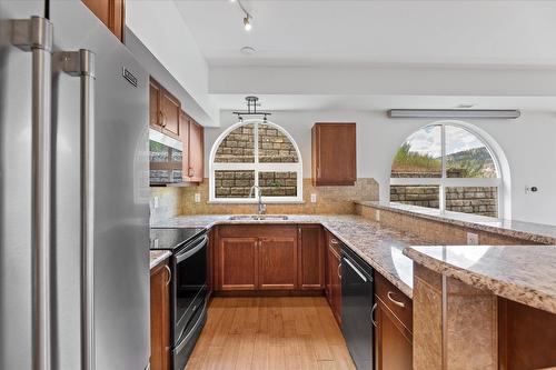 301-7922 Okanagan Landing Road, Vernon, BC - Indoor Photo Showing Kitchen With Double Sink