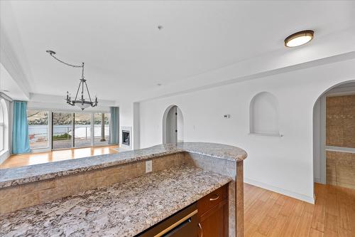 301-7922 Okanagan Landing Road, Vernon, BC - Indoor Photo Showing Kitchen