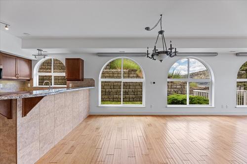 301-7922 Okanagan Landing Road, Vernon, BC - Indoor Photo Showing Kitchen