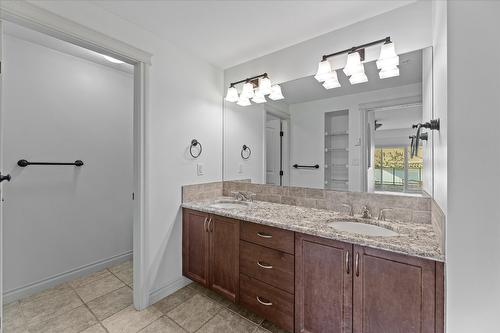 301-7922 Okanagan Landing Road, Vernon, BC - Indoor Photo Showing Bathroom