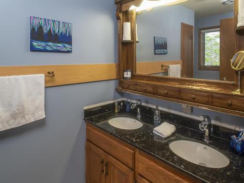 199 Valley Street, Thunder Bay, ON - Indoor Photo Showing Bathroom