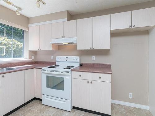 112-3133 Tillicum Rd, Saanich, BC - Indoor Photo Showing Kitchen