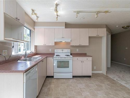 112-3133 Tillicum Rd, Saanich, BC - Indoor Photo Showing Kitchen With Double Sink
