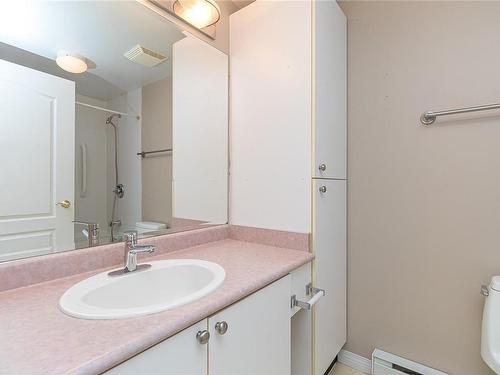 112-3133 Tillicum Rd, Saanich, BC - Indoor Photo Showing Bathroom