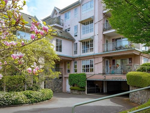 112-3133 Tillicum Rd, Saanich, BC - Outdoor