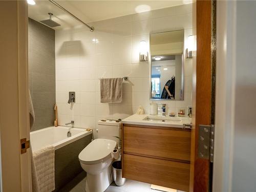 704-989 Johnson St, Victoria, BC - Indoor Photo Showing Bathroom