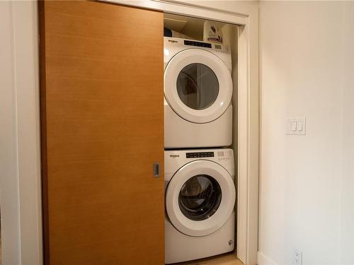704-989 Johnson St, Victoria, BC - Indoor Photo Showing Laundry Room