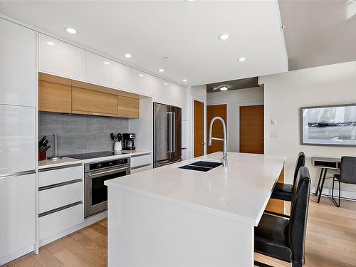 1507-989 Johnson St, Victoria, BC - Indoor Photo Showing Kitchen With Double Sink With Upgraded Kitchen