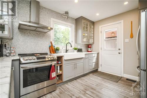 31 Spearman Lane, Kanata, ON - Indoor Photo Showing Kitchen With Upgraded Kitchen