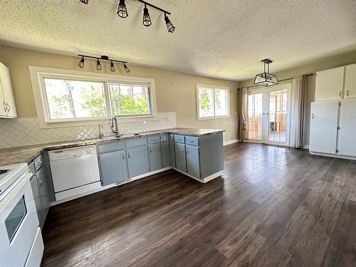 1791 78Th Avenue, Grand Forks, BC - Indoor Photo Showing Kitchen With Double Sink