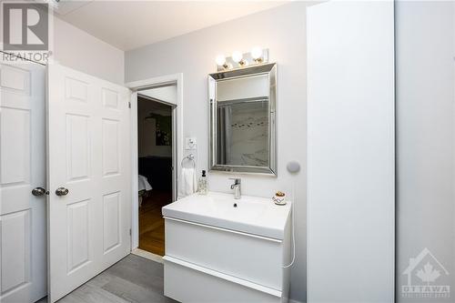 821 Provost Drive, Ottawa, ON - Indoor Photo Showing Bathroom