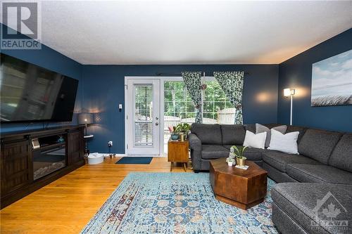 821 Provost Drive, Ottawa, ON - Indoor Photo Showing Living Room