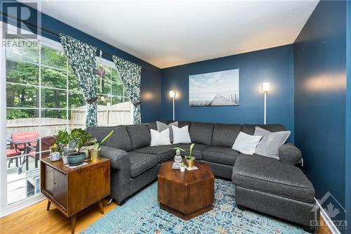 821 Provost Drive, Ottawa, ON - Indoor Photo Showing Living Room