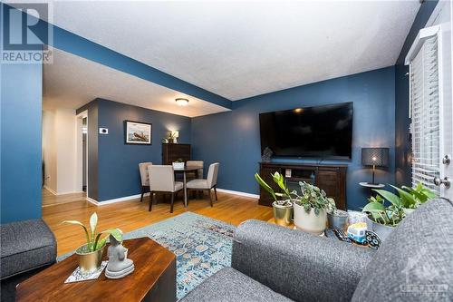 821 Provost Drive, Ottawa, ON - Indoor Photo Showing Living Room